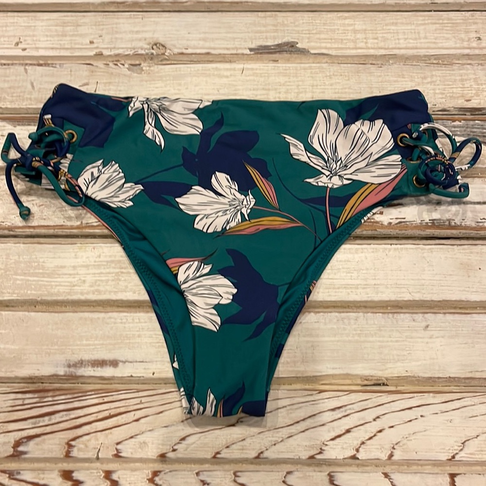 New with tags O’Neill bikini bottoms with super cute side tie detail. Size Small